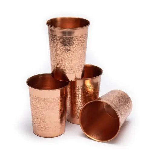 Copo de cobre com desenho floral gravado e capacidade de 250 ml