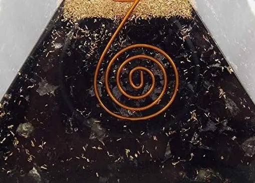 Pirâmide de Orgonite com Turmalina Negra