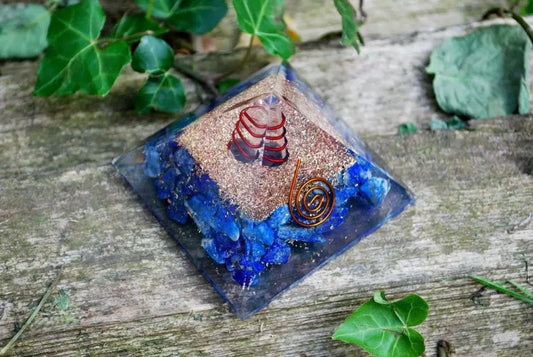 Pirâmide de Orgonite com Lápis-lazúli