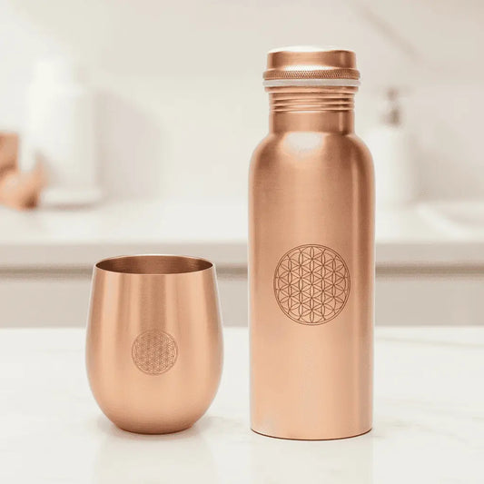 Kit com garrafa e copo em cobre com gravação Flor da Vida