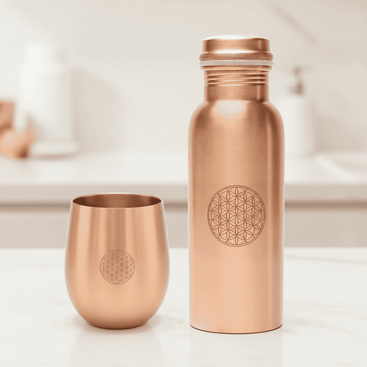 Kit com garrafa e copo em cobre com gravação Flor da Vida