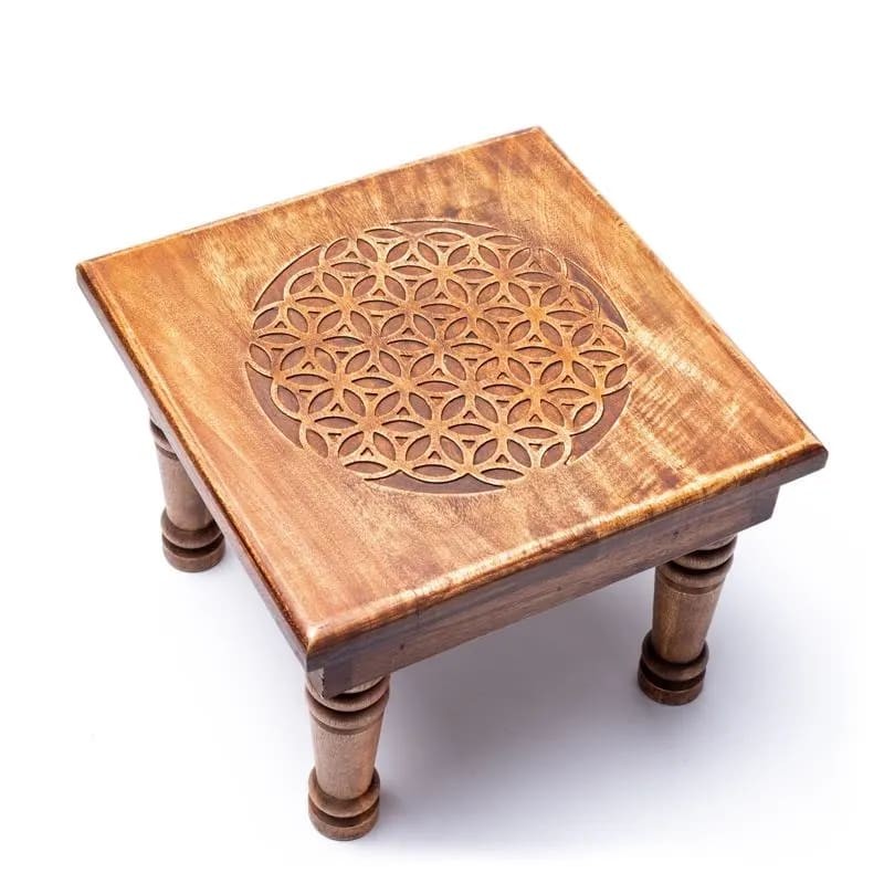 Mesa auxiliar em madeira esculpida com a Flor da Vida