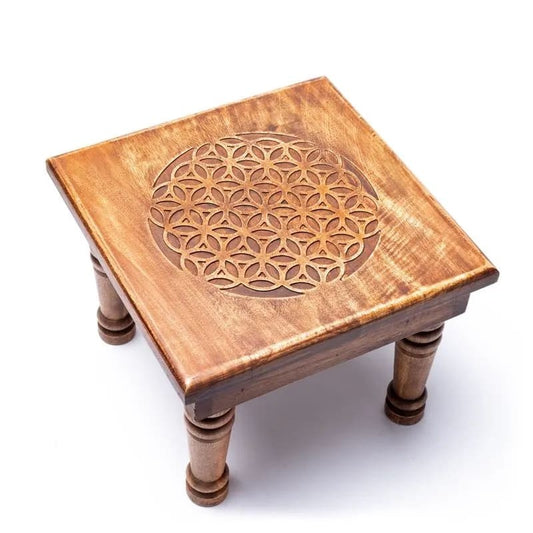 Mesa auxiliar em madeira esculpida com a Flor da Vida