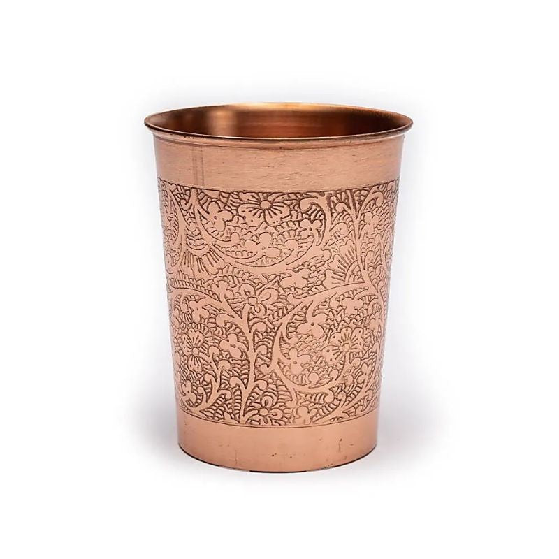 Copo de cobre com desenho floral gravado e capacidade de 250 ml