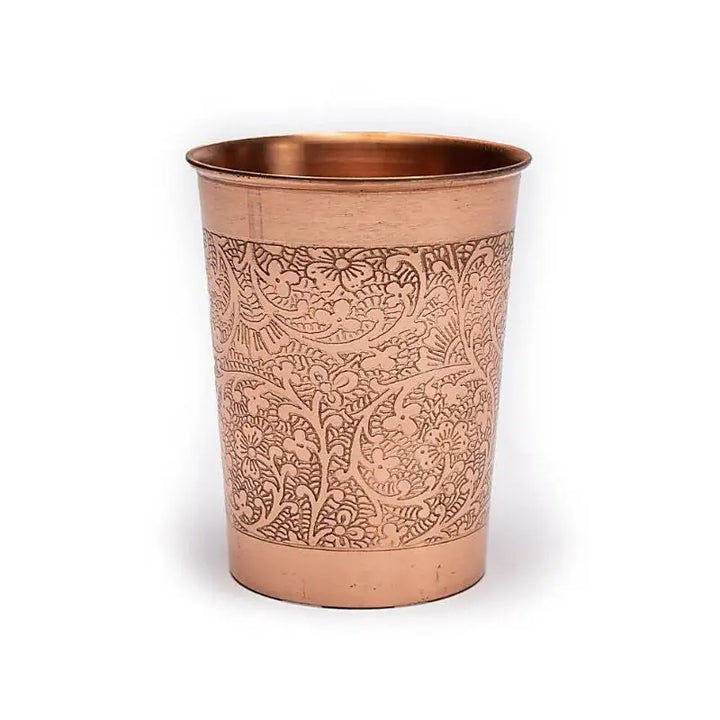 Copo de cobre com desenho floral gravado e capacidade de 250 ml