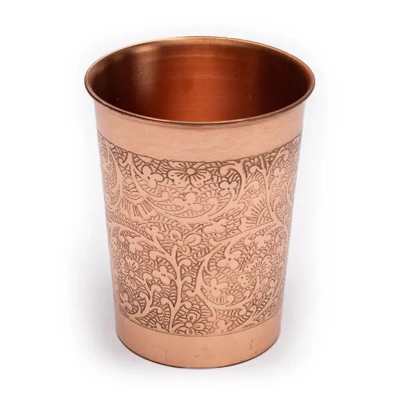 Copo de cobre com desenho floral gravado e capacidade de 250 ml
