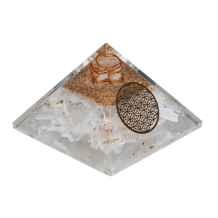 Pirâmide de orgonite com selenita em peça energética e decorativa