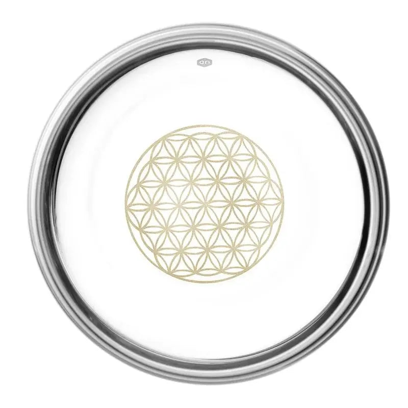 Copo de água com proporção áurea e símbolo da Flor da vida em dourado