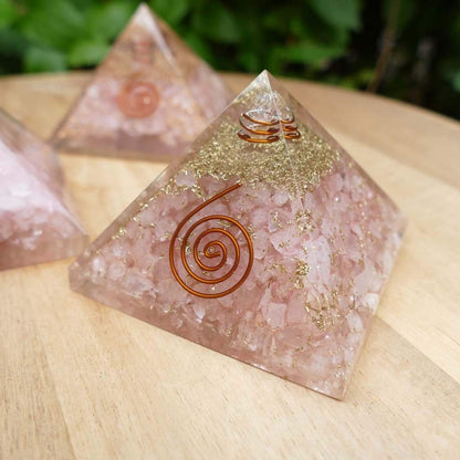 Pirâmide de Orgonite com Quartzo Rosa