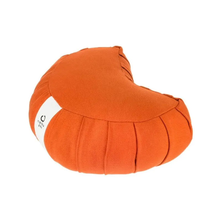 Zafu meia-lua com enchimento de sumaúma na cor laranja para meditação