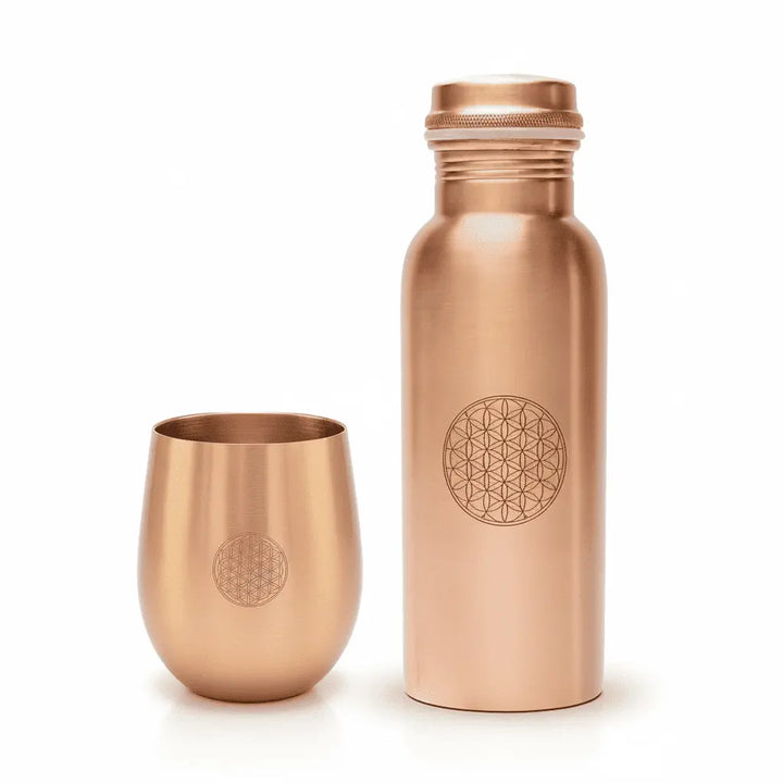 Kit com garrafa e copo em cobre com gravação Flor da Vida